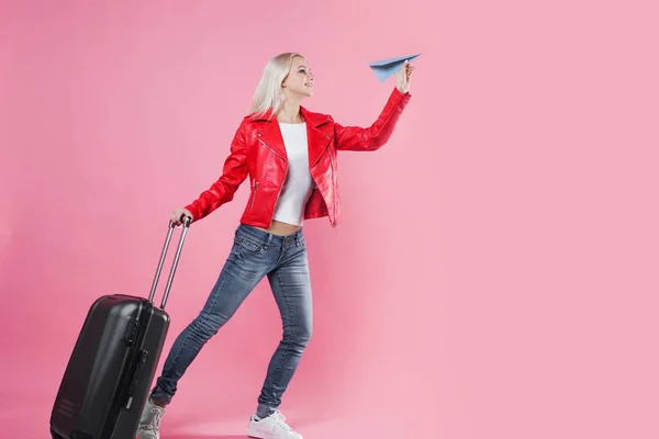 Glad Ung Kvinna Med Resor Resväska Lanserar Pappersflygplan Blond Turist — Stockfoto