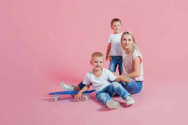 Linda mãe loira com dois filhos felizes. Jovem e dois meninos — Fotografia de Stock