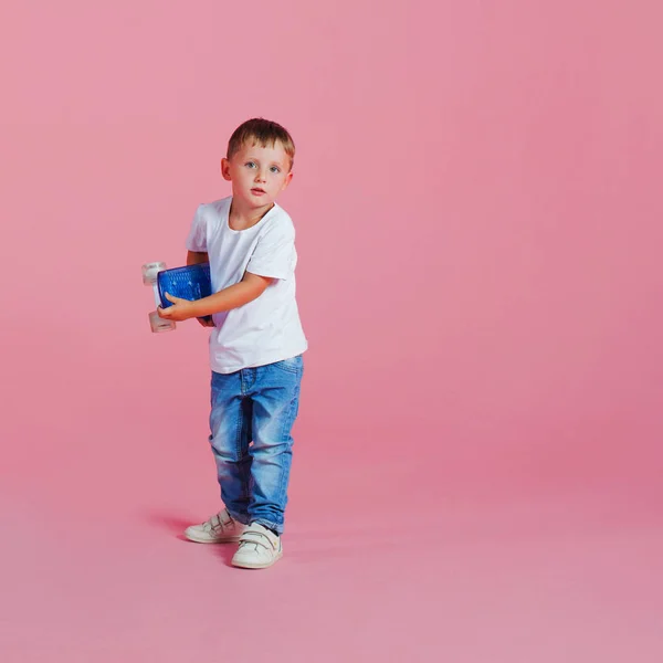 Un niño pequeño con un monopatín. Patinador principiante — Foto de Stock