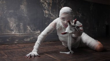 Korkunç Anne seni korkutuyor. Bandaj kızla el çerçevede çeker..