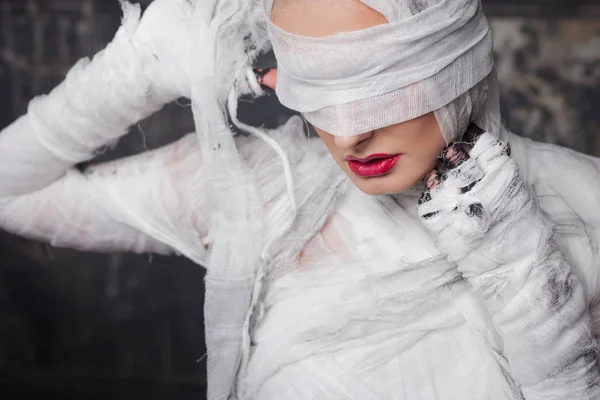 Maman a les yeux bandés. Portrait d'une jeune belle femme en bandages sur tout son corps — Photo