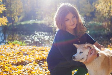 Genç kadın bir yürüyüş ile onun köpek doğurmak Akita Inu