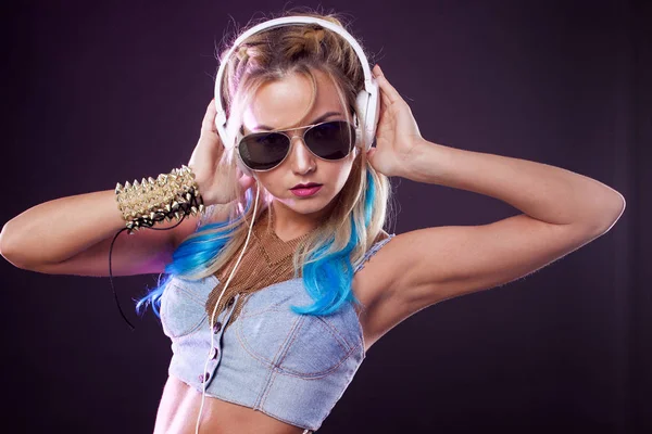 Młoda dziewczyna modne w stylu disco. Słuchanie muzyki i cieszyć się. Styl retro — Zdjęcie stockowe