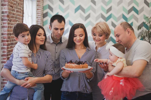 Cena familiar. Familia recibe invitados, una reunión festiva — Foto de Stock