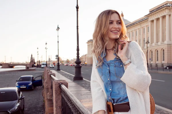 Portret uśmiechający się kobieta w białym sweter. Śmiejąca się dziewczyna na tle street — Zdjęcie stockowe