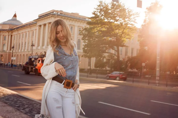 Portret uśmiechający się kobieta w białym sweter. Śmiejąca się dziewczyna na tle street — Zdjęcie stockowe