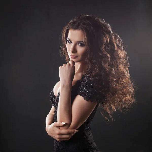 Portrait of a young attractive woman with gorgeous curly hair. Attractive brunette. — Stock Photo, Image