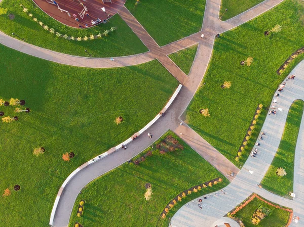 Duże miasto Park, trawniki i Place zabaw, wypoczynek dla rodzin — Zdjęcie stockowe