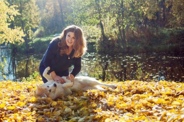 Genç kadın bir yürüyüş ile onun köpek doğurmak Akita Inu