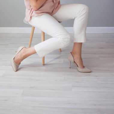 Beyaz pantolon ve pembe ayakkabı kadın bacaklar. Şık kız