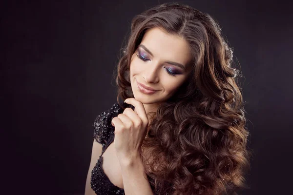 Retrato de una joven atractiva con un hermoso cabello rizado. Atractiva morena . —  Fotos de Stock