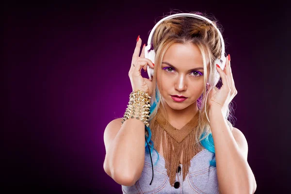 Young fashionable girl in disco style. Listening music and enjoying. Retro style — Stock Photo, Image