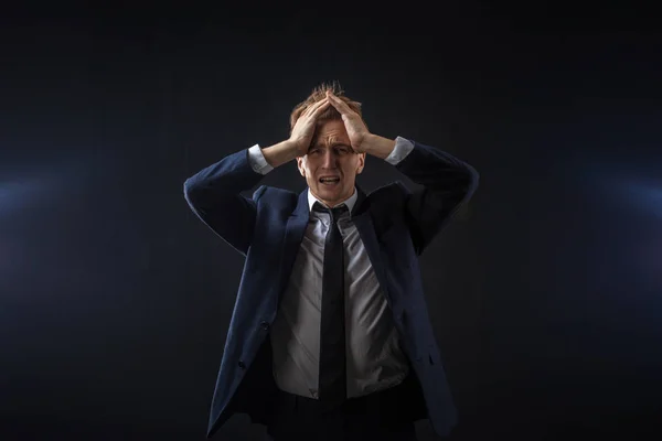 Hombre de negocios deprimido. Deprimido y confuso, problemas de trabajo y crisis económica . —  Fotos de Stock