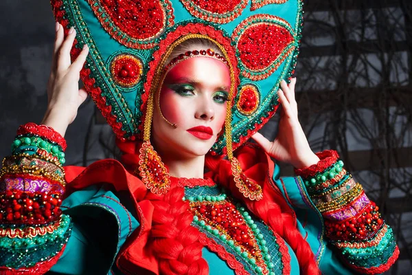 Bir headdress kız. güzel genç kadın bir stilize Rusça uygun — Stok fotoğraf