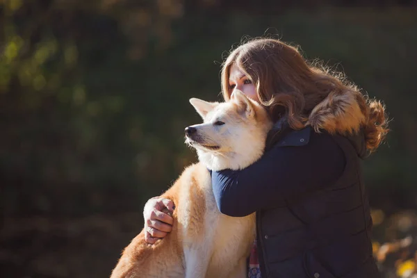 Young woman on a walk with her dog breed Akita inu — Stock Photo, Image