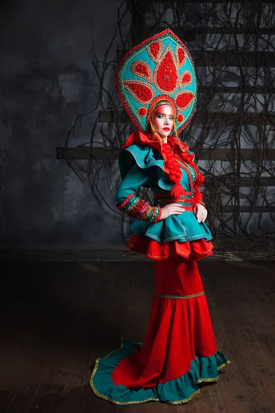 Girl in a headdress. beautiful young woman in a stylized Russian suit — Stock Photo, Image