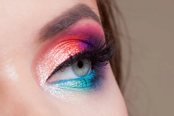 Maquillaje de ojos brillantes. Color rosa y azul, sombra de ojos de colores . — Foto de Stock