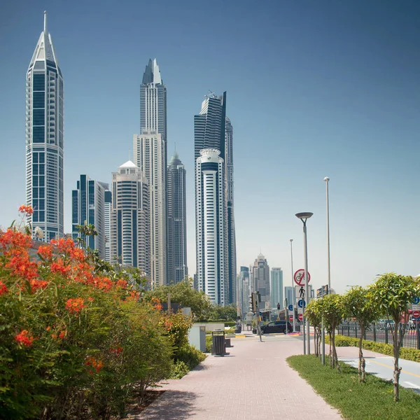DUBAI, UNITED ARAB EMIRATES - APRIL 25, 2018: streets of a large modern city. Skyscrapers Of Dubai — Stock Photo, Image