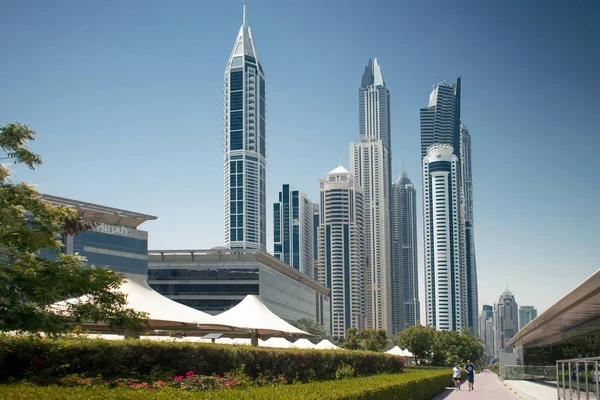 Dubai, Zjednoczone Emiraty Arabskie - 25 kwietnia 2018: ulicach dużego miasta nowoczesny. Wieżowce Dubaju — Zdjęcie stockowe