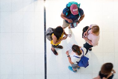 Dubai, Birleşik Arap Emirlikleri - 25 Nisan 2018: rota, üstten görünüm tartışıyor turist bir grup.