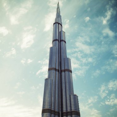 Dubai, Birleşik Arap Emirlikleri - 25 Nisan 2018: Burj Khalifa'nın gökyüzünde