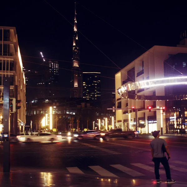 DUBAI, UNITED ARAB EMIRATES - APRIL 25, 2018: Night scene, streets of a large modern city. Skyscrapers Of Dubai — Stock Photo, Image