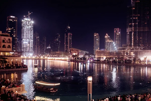 DUBAI, EMIRADOS ARAB UNIDOS - 25 de abril de 2018: Cena noturna, ruas de uma grande cidade moderna. Arranha-céus de Dubai — Fotografia de Stock