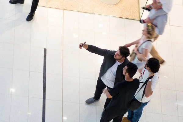 DUBAI, EMIRADOS ARAB UNIDOS - 25 de abril de 2018: Um grupo de turistas tirar uma selfie, vista superior . — Fotografia de Stock