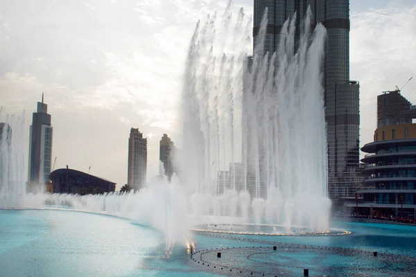 Dubai, Zjednoczone Emiraty Arabskie - 25 kwietnia 2018: Wieczór Pokaż fontanny w pobliżu: centrum handlowe Dubai Mall — Zdjęcie stockowe