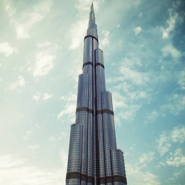 DUBAI, UNITED ARAB EMIRATES - APRIL 25, 2018: Burj Khalifa in the sky — Stock Photo, Image