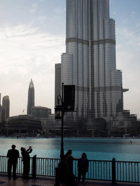 DUBAI, UNITED ARAB EMIRATES - APRIL 25, 2018: People look at Burj Khalifa in the sky — Stock Photo, Image