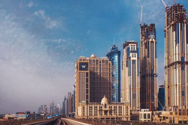 Dubai, vereinigte arabische Emirate - 25. April 2018: Straßen einer modernen Großstadt. Wolkenkratzer von Dubai — Stockfoto