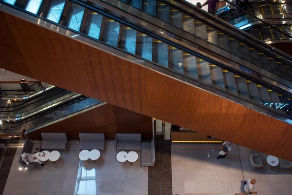 Dubai Mall, το εσωτερικό του το εμπορικό κέντρο με κυλιόμενες σκάλες σε φωτεινό εσωτερικό — Φωτογραφία Αρχείου