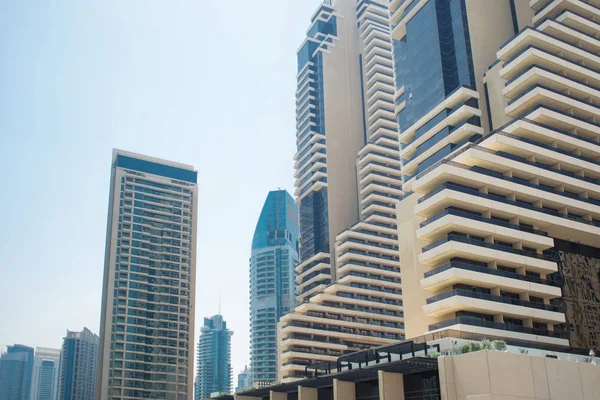Straten van een grote, moderne stad. Wolkenkrabbers van Dubai — Stockfoto