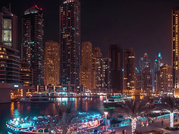 현대적인 대도시의 두바이 마리나 지역의 밤 파노라마. — 스톡 사진