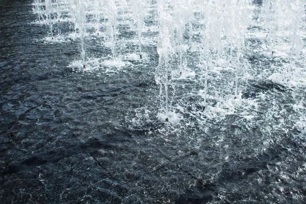 Superficie dell'acqua e getti della fontana, primo piano — Foto Stock