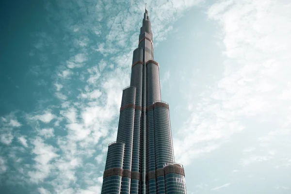 Burj Khalifa contra o fundo do céu com pequenas nuvens — Fotografia de Stock