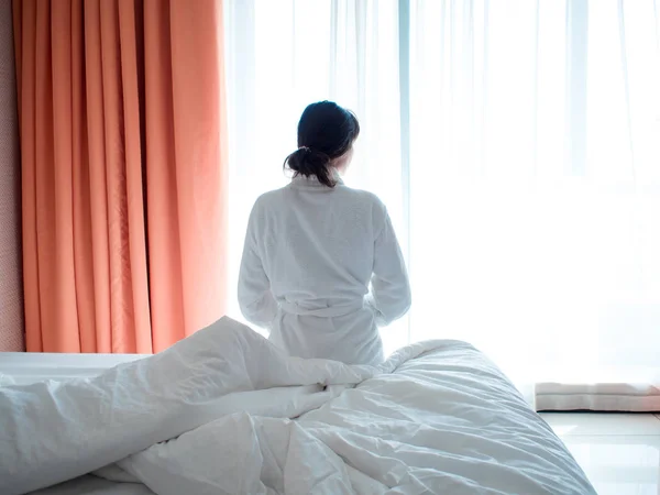Молодая женщина в белом халате Терри проснулась сегодня утром . — стоковое фото