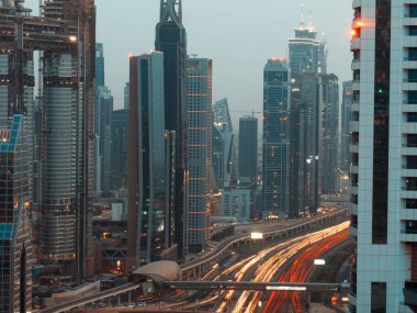 Büyük modern bir şehir, yüksek binalar ve şehir otoyol akşam Panoraması
