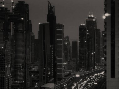 Büyük modern bir şehir, yüksek binalar ve şehir otoyol akşam Panoraması