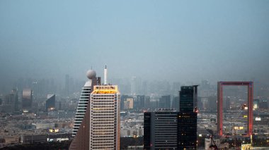 büyük modern bir şehir sokaklarında. Gökdelenler Dubai