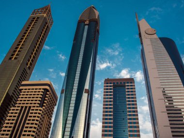 büyük modern bir şehir sokaklarında. Gökdelenler Dubai
