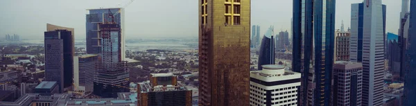 Gatorna i en modern storstad. Skyskrapor i Dubai — Stockfoto