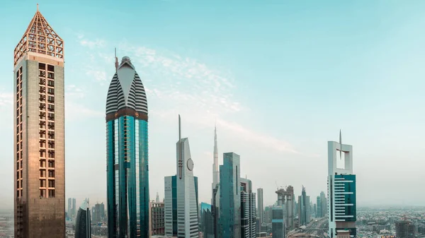 Calles de una gran ciudad moderna. Rascacielos de Dubai —  Fotos de Stock