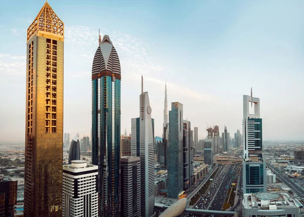 büyük modern bir şehir sokaklarında. Gökdelenler Dubai