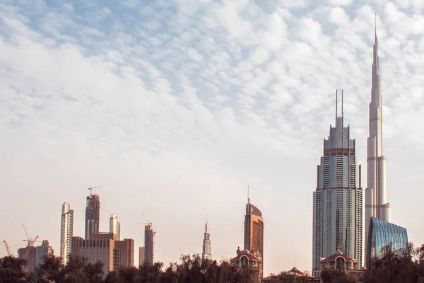 Ulicach dużego miasta nowoczesny. Wieżowce Dubaju — Zdjęcie stockowe