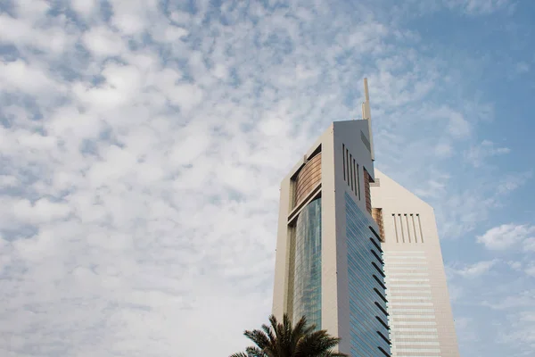 Torres contra as ruas do céu de uma grande cidade moderna . — Fotografia de Stock