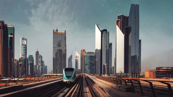 Ruas de uma grande cidade moderna. Arranha-céus e metro acima do solo de Dubai — Fotografia de Stock