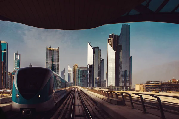 Ruas de uma grande cidade moderna. Arranha-céus e metro acima do solo de Dubai — Fotografia de Stock