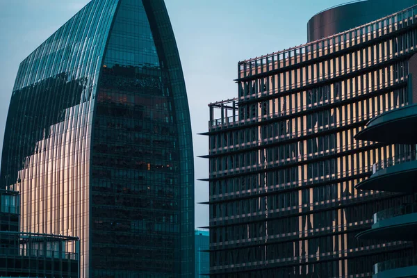 Skyline, skyscrapers in Dubai. Many tall buildings at sunset, silhouettes of skyscrapers — Stock Photo, Image